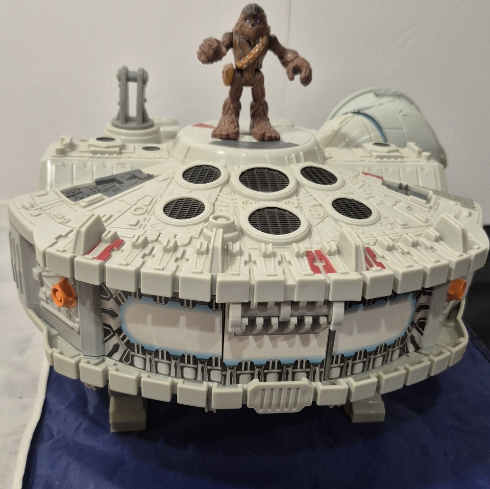 2011 Hasbro STAR WARS MILLENIUM FALCOLN Playset w/ Figure